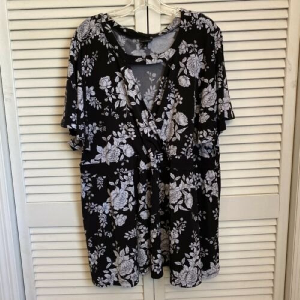 Torrid Womens Blouse Size 4 Black White Floral Short Sleeve Vneck